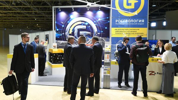 Visitors near the stand of the Russian geological holding Rosgeologiya at the 21st international exhibition Equipment and technologies for the oil and gas complex - Neftegaz-2022. - Sputnik Africa