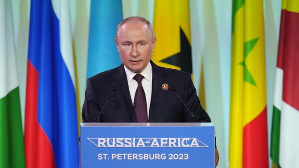 Vladimir Poutine lors de sa déclaration conjointe avec le président de l’UA et chef d’État comorien Azali Assoumani au Sommet Russie-Afrique, le 28 juillet 2023 - Sputnik Afrique