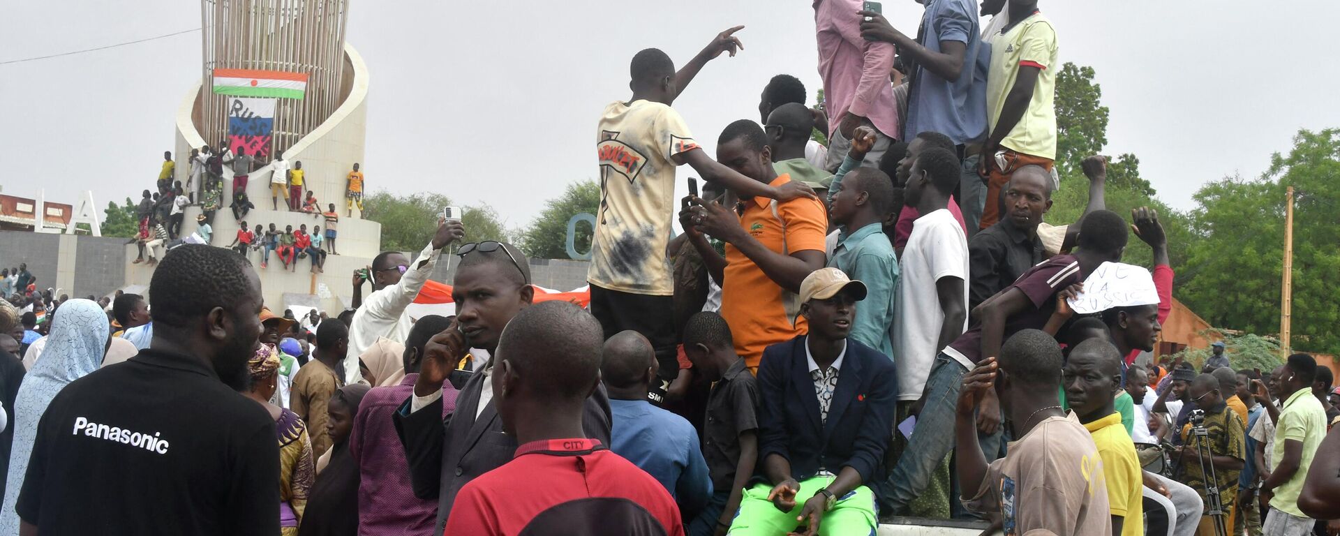 Supporters of the Nigerien defence and security forces gather during a demonstration outside the national assembly in Niamey on July 27, 2023 - Sputnik Africa, 1920, 29.07.2023