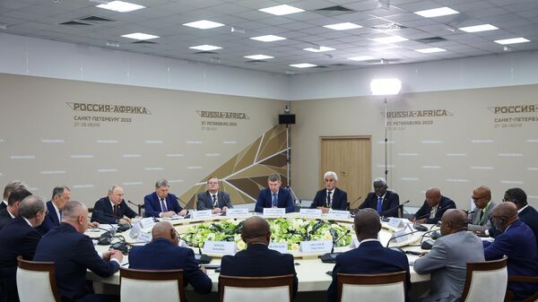 Russian President Vladimir Putin during a meeting with Chairman of the African Union, President of the Union of Comoros Azali Assoumani and Chairman of the Commission of the African Union Moussa Faki Mahamat on the sidelines of the second Summit and Forum Russia - Africa in St. Petersburg - Sputnik Africa