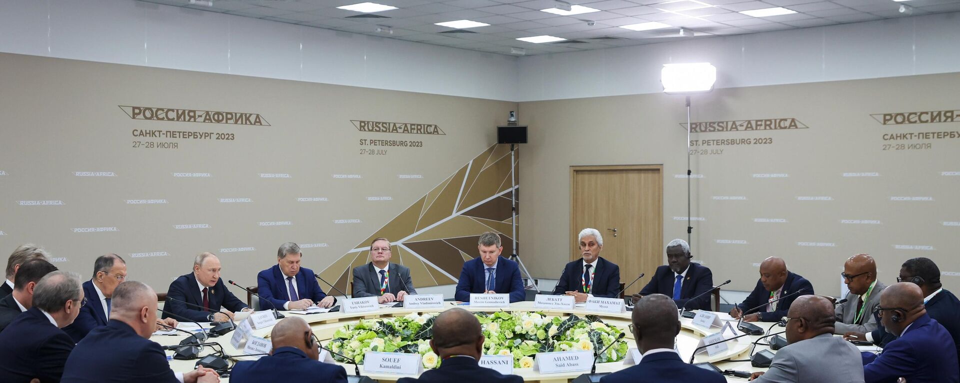 Russian President Vladimir Putin during a meeting with Chairman of the African Union, President of the Union of Comoros Azali Assoumani and Chairman of the Commission of the African Union Moussa Faki Mahamat on the sidelines of the second Summit and Forum Russia - Africa in St. Petersburg - Sputnik Africa, 1920, 29.07.2023