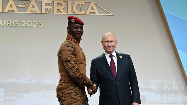 Vladimir Poutine et le Président de transition burkinabè Ibrahim Traoré à Saint Pétersbourg. - Sputnik Afrique