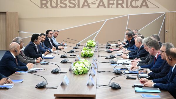 Russian President Vladimir Putin and Chairman of the Presidential Council of the Libyan State Mohammed al-Menfi are meeting on the sidelines of the second Russia-Africa Summit - Sputnik Africa