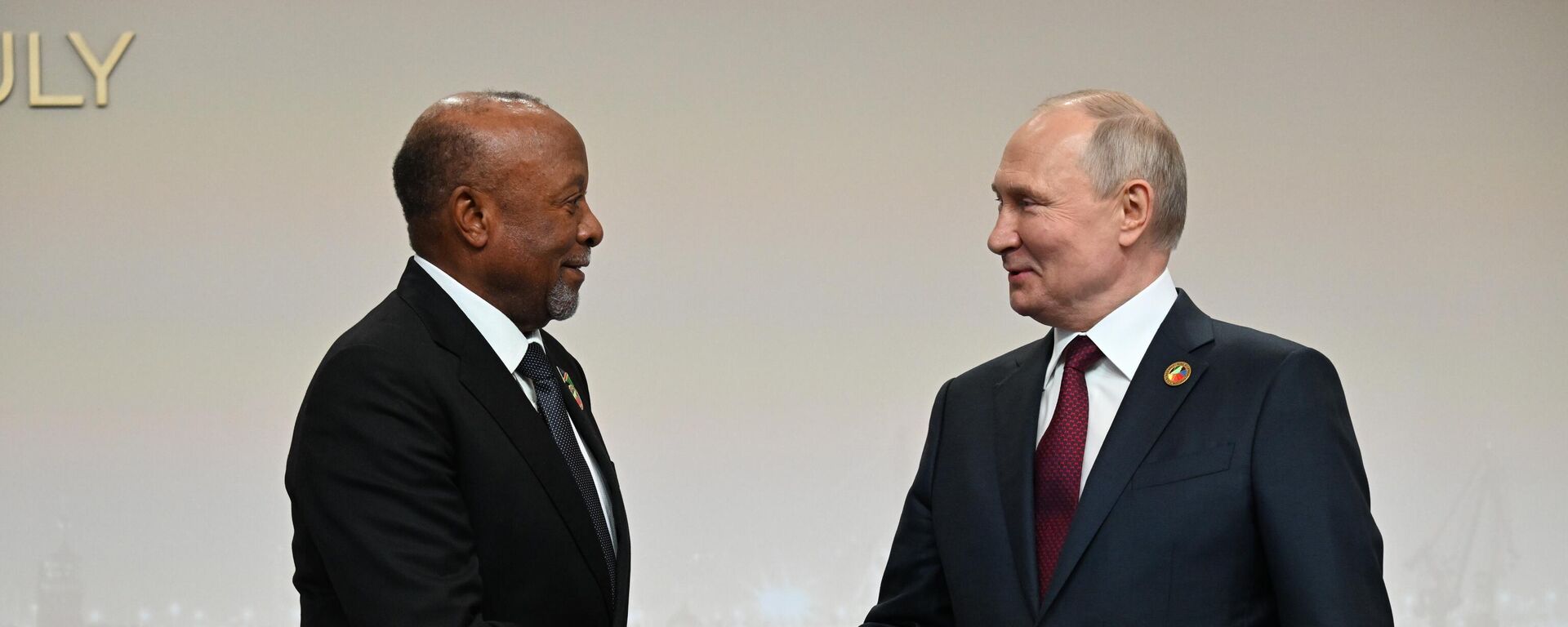 Namibian Vice-President Nangolo Mbumba is greeted by Russian President Vladimir Putin during the official welcome ceremony for heads of delegations of countries taking part in the 2nd Russia-Africa Summit and Economic and Humanitarian Forum at the ExpoForum Congress and Exhibition Center in St. Petersburg, Russia, on July 27, 2023. - Sputnik Africa, 1920, 29.07.2023