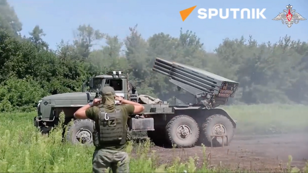 Russia’s Grad MLRS crews destroy Ukrainian facilities and camouflaged positions in the zone of the special military op - Sputnik Africa