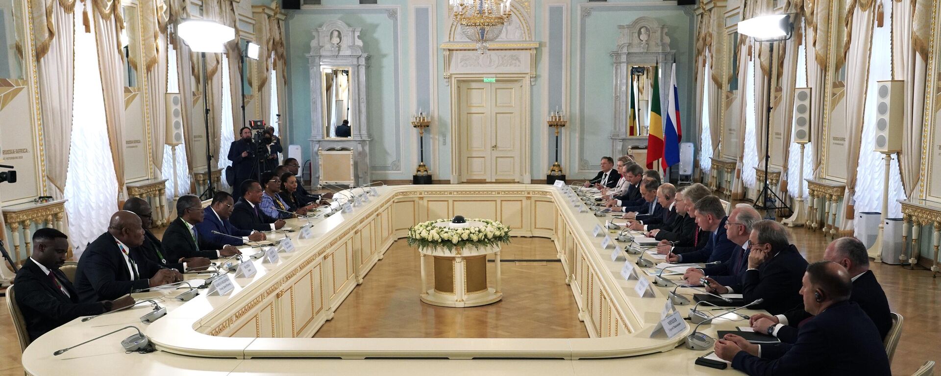 Russian President Vladimir Putin and Congolese President Denis Sassou Nguesso attend a meeting at the Constantine (Konstantinovsky) Palace in Strelna near St. Petersburg, Russia, on July 29, 2023. - Sputnik Africa, 1920, 29.07.2023