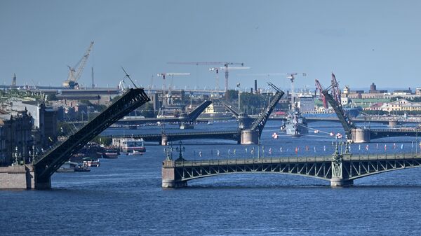 Ponts surélevés sur la Neva avant le début du défilé naval en l'honneur de la Journée de la marine russe à Saint-Pétersbourg. - Sputnik Afrique