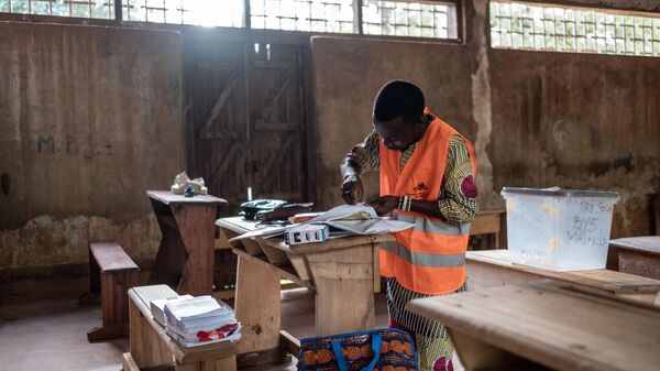 A polling station official sets up a polling station at the Boganda high school in Bangui, on July 30, 2023 - Sputnik Africa