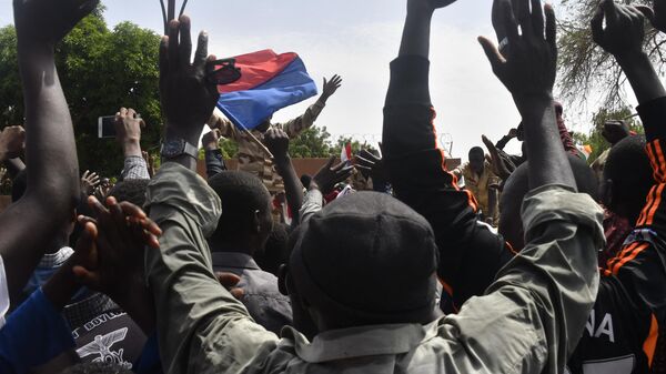 Des manifestants devant l'ambassade de France à Niamey  - Sputnik Afrique