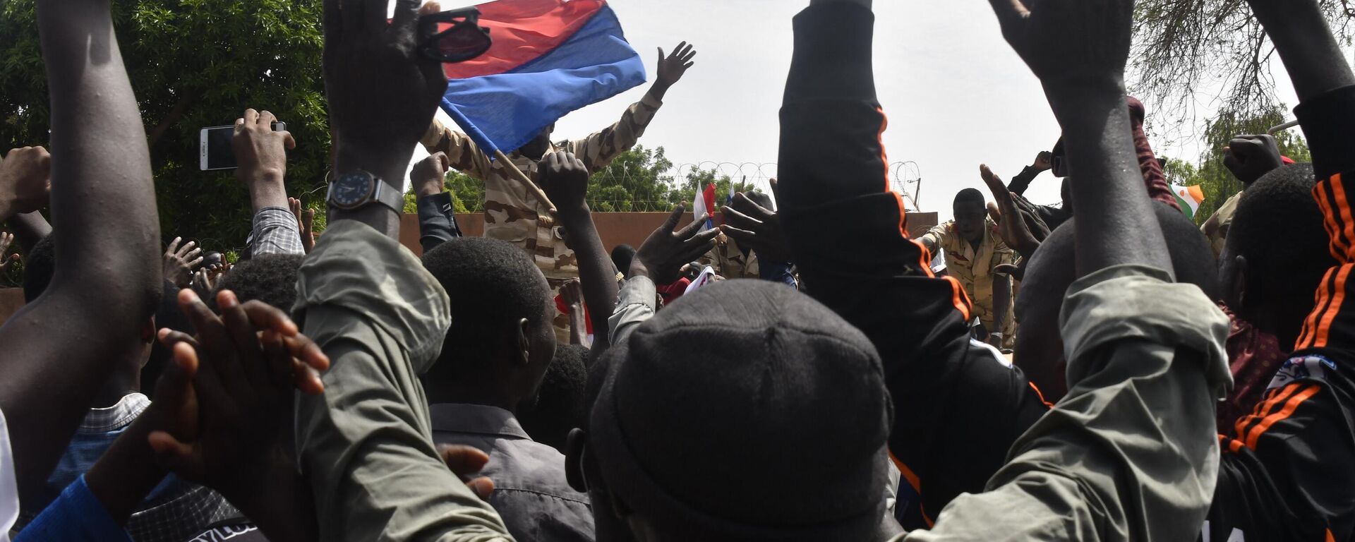 Protesters cheer Nigerien troops as they gather in front of the French Embassy in Niamey during a demonstration that followed a rally in support of Niger's junta in Niamey on July 30, 2023 - Sputnik Africa, 1920, 30.07.2023