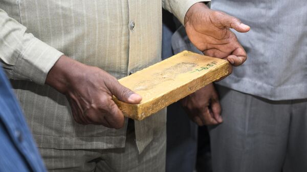Sudanese officials and representatives of Bank Of Sudan and other institutions inaugurate a shipment of gold slated for export, at the bank's branch in Port Sudan on July 23, 2023. - Sputnik Africa