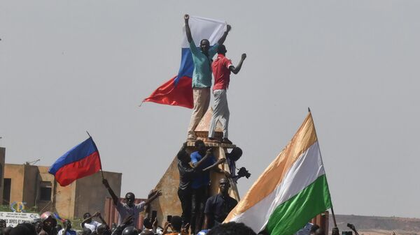 Protesters with Russian flags in Niger - Sputnik Africa