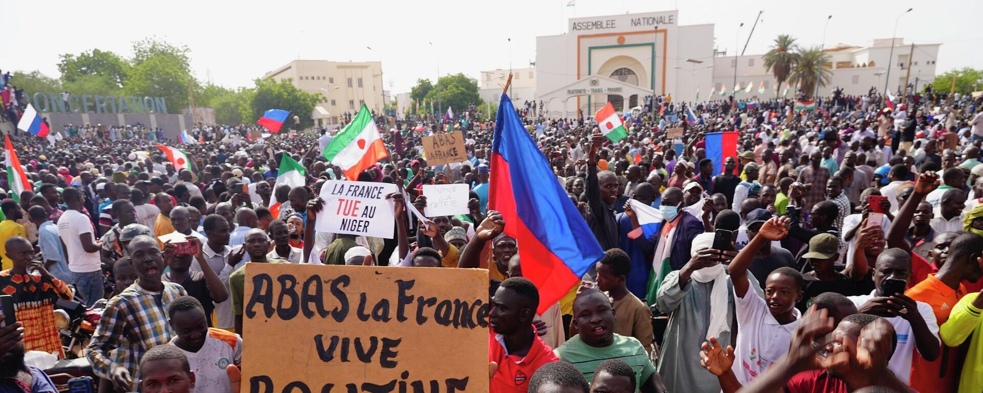 Nigeriens participate in a march called by supporters of coup leader Gen. Abdourahmane Tchiani in Niamey, Niger, Sunday, July 30, 2023. - Sputnik Africa, 1920, 05.08.2023