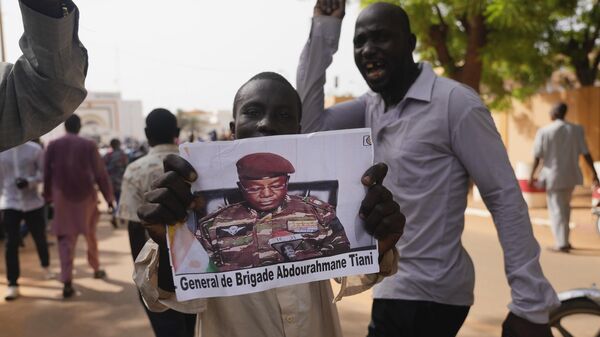 Нигерийцы участвуют в марше, организованном сторонниками лидера государственного переворота генерала Дж. Абдурахман Кьянти, на фото, в Ниамее - Sputnik Africa