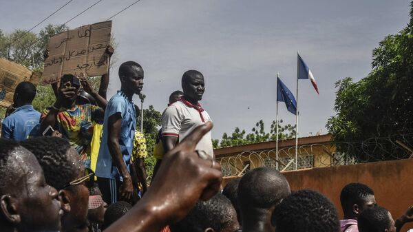 Protesters gather in front of the French Embassy in Niamey during a demonstration that followed a rally in support of Niger's junta in Niamey on July 30, 2023 - Sputnik Afrique