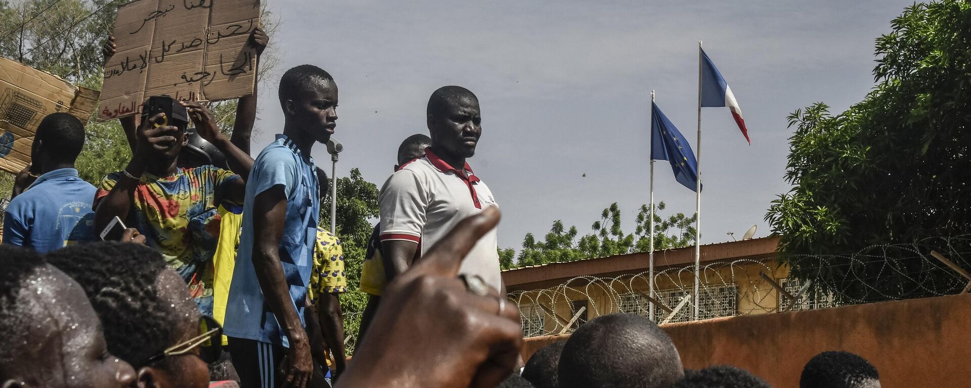 Protesters gather in front of the French Embassy in Niamey during a demonstration that followed a rally in support of Niger's junta in Niamey on July 30, 2023 - Sputnik Africa, 1920, 31.07.2023