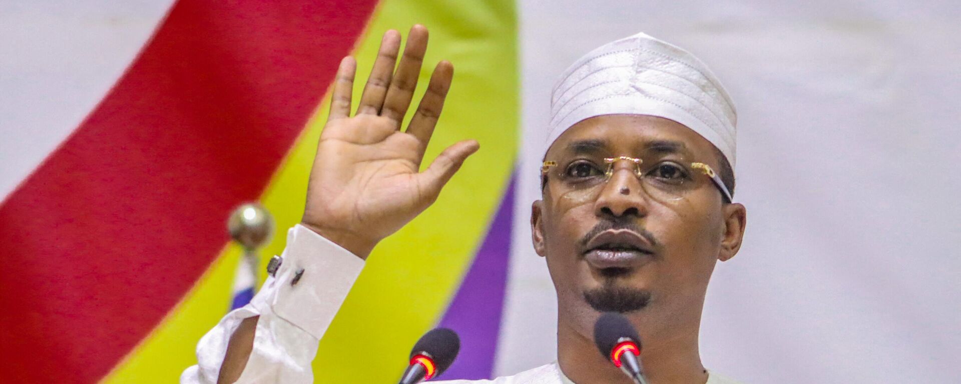 Mahamat Idriss Deby raises his hand as he is sworn in as Chad's transitional president, in N’Djamena on October 10, 2022. (Photo by DENIS SASSOU GUEIPEUR / AFP) - Sputnik Africa, 1920, 31.07.2023