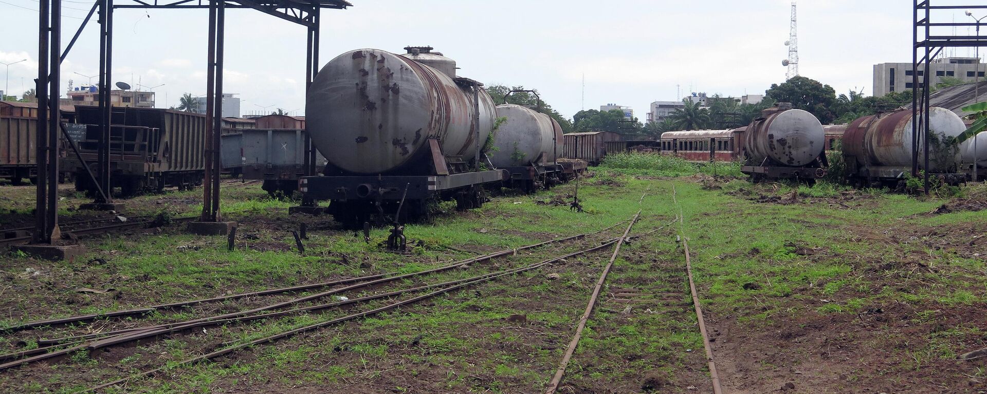 Dilapidated fuel storage tanks belonging to Benin’s state-run railways OCBN at the main workshop in Cotonou, pictured on October 12, 2015.  - Sputnik Africa, 1920, 31.07.2023