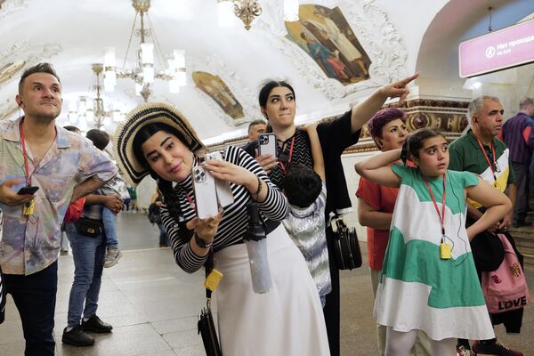 Tourists take photos at the Kievskaya metro station in Moscow, Russia, July 28, 2023. - Sputnik Africa