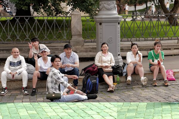 Foreign tourists rest in downtown Moscow, Russia, July 31, 2023. - Sputnik Africa