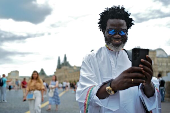 A foreign tourist photographing Red Square in Moscow, Russia, July 31, 2023. - Sputnik Africa