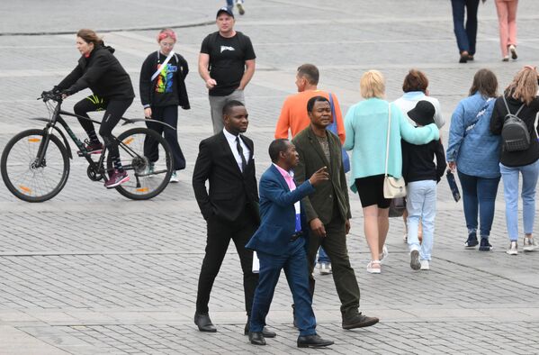 Tourists and holidaymakers stroll along Manezhnaya Square in Moscow, Russia, June 24, 2023. - Sputnik Africa