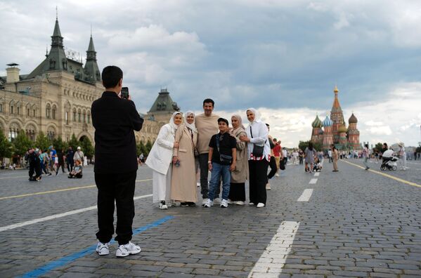 Foreign tourists pose for a group photo on Red Square in Moscow, Russia, July 31, 2023. - Sputnik Africa