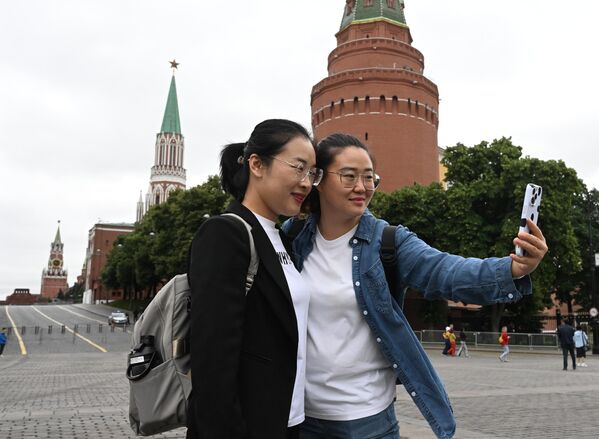 Tourists taking a selfie outside Red Square in Moscow, Russia, June 24, 2023. - Sputnik Africa