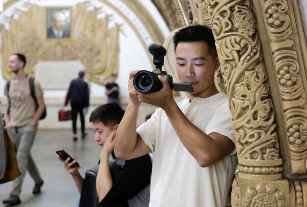 Foreign tourists take snapshots at the Kievskaya subway station in Moscow, Russia, July 28, 2023. - Sputnik Africa