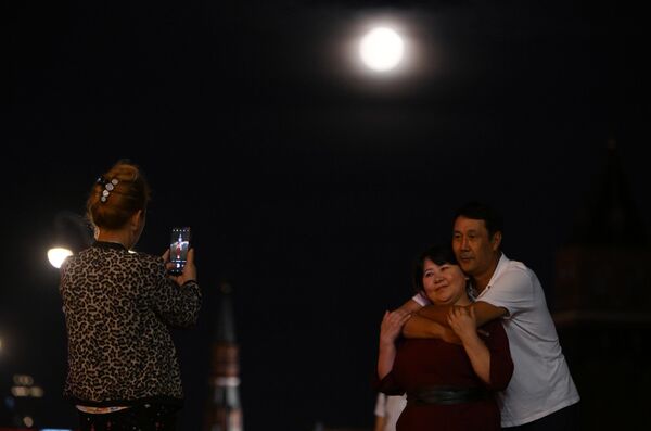 People snapping photos on Red Square under the supermoon in Moscow, Russia, July 31, 2023. - Sputnik Africa