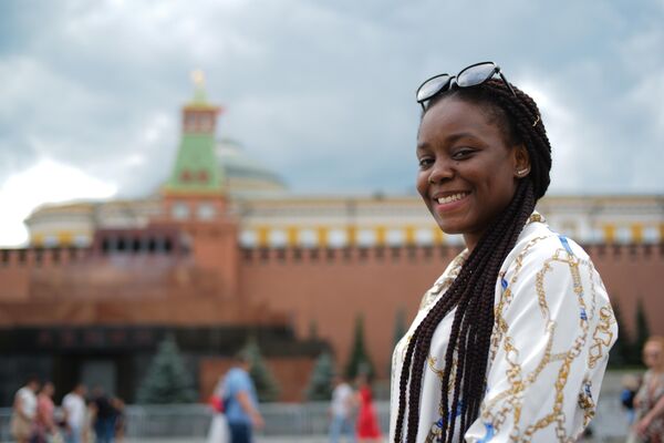 A female tourist smiles for a photo on Red Square in Moscow, Russia, July 31, 2023. - Sputnik Africa