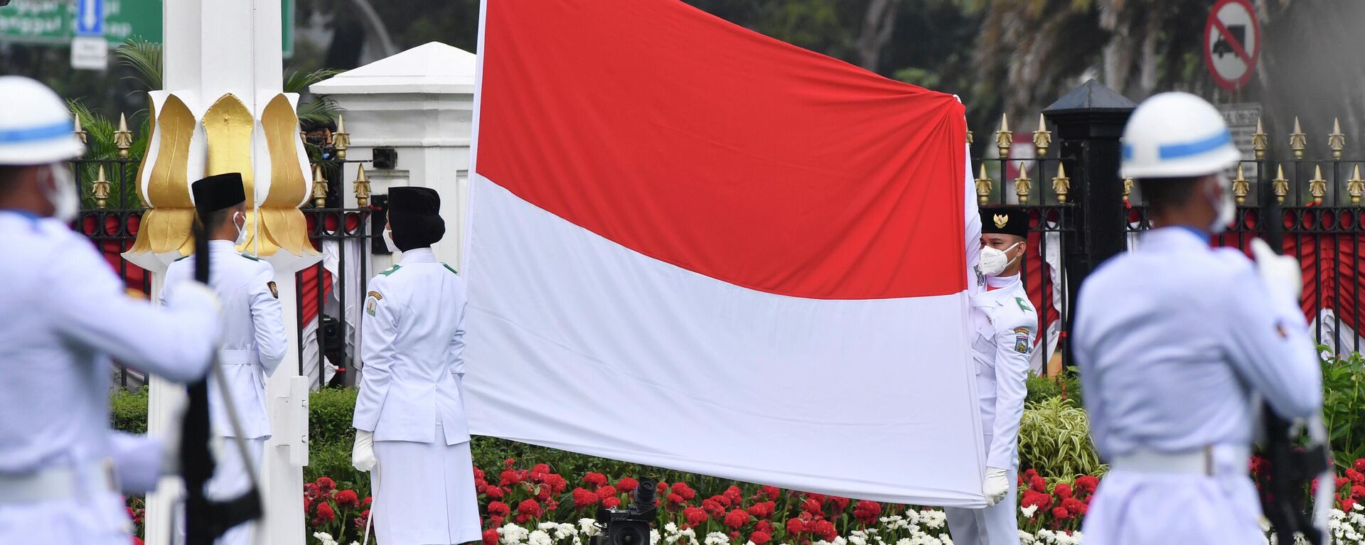 In this photo released by the Indonesian Presidential Palace, flag bearers hoist the national Red-White flag during a ceremony commemorating the country's 75th Independence Day at the Merdeka Palace in Jakarta, Indonesia, Monday, Aug. 17. 2020.  - Sputnik Africa, 1920, 20.02.2024