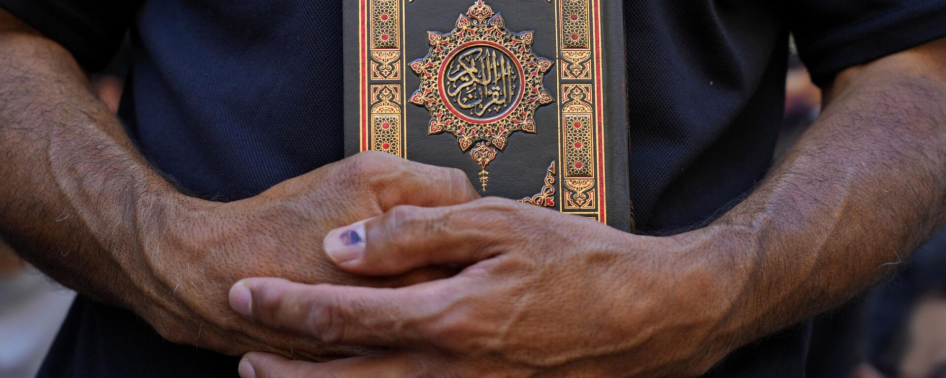 A Hezbollah supporter holds the Quran during a rally after Friday prayers in the southern Beirut suburb of Dahiyeh, Lebanon, Friday, July 21, 2023. Muslim-majority nations expressed outrage Friday at the desecration of the Islamic holy book in Sweden. Following midday prayers, thousands took to the streets to show their anger, in some cases answering the call of religious and political leaders. - Sputnik Africa, 1920, 01.08.2023