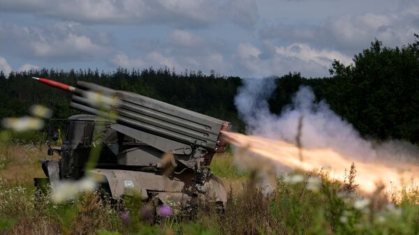 Un lance-roquettes multiples russe Grad tire contre des positions ennemies sur l'axe de Krasny Liman dans le cadre de l'opération militaire spéciale en Ukraine, le16 juillet 2023 - Sputnik Afrique