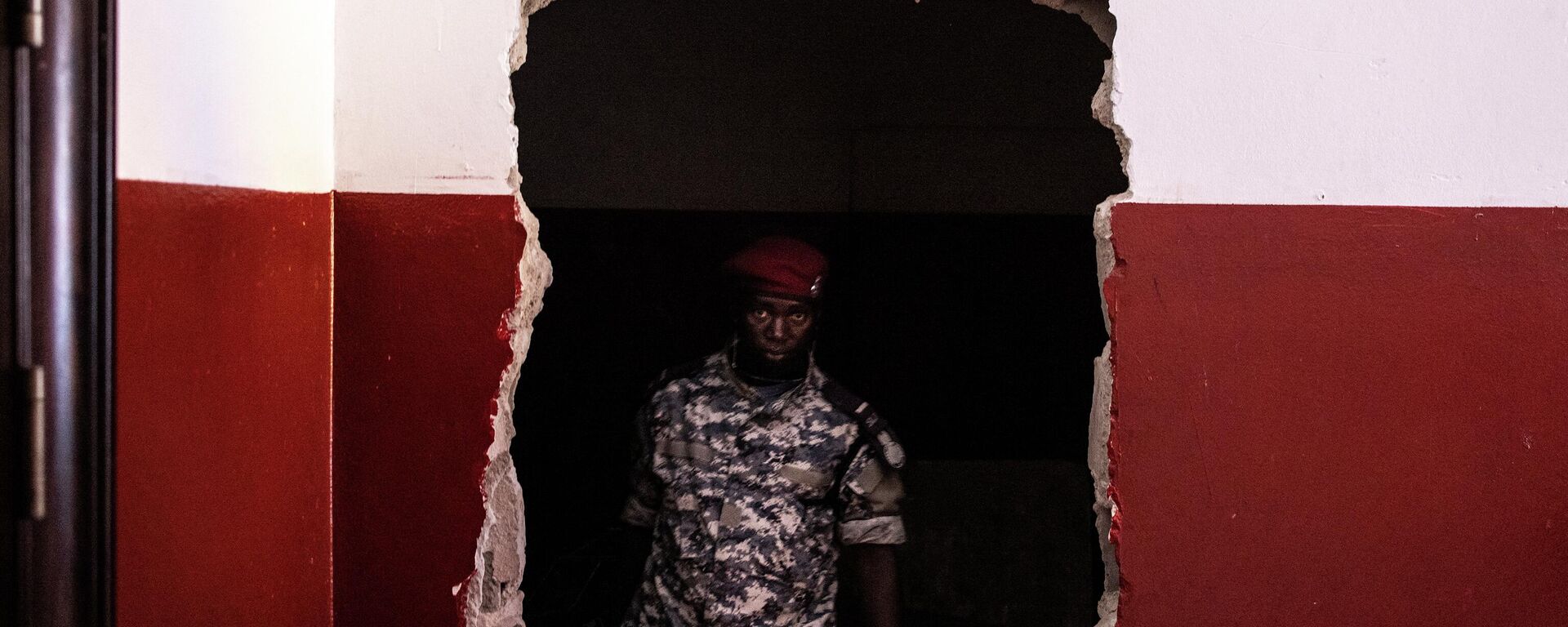 A member of the Sierra Leonean Police looks through the the opposition party, All People's Congress (APC) headquarters in Freetown on June 26, 2023. Police in Sierra Leone fired tear gas at the main opposition party's headquarters on the evening of June 25, 2023, authorities said, as voters awaited the results of a fiercely fought general election.
Opposition All People's Congress (APC) presidential candidate Samura Kamara said on Twitter that live bullets had also been fired at his office inside the party headquarters in the capital Freetown. - Sputnik Africa, 1920, 01.08.2023