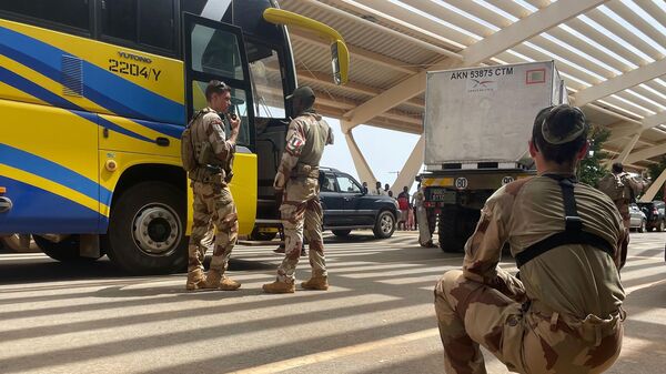 Французские солдаты во время эвакуации граждан Франции из Нигера  - Sputnik Africa