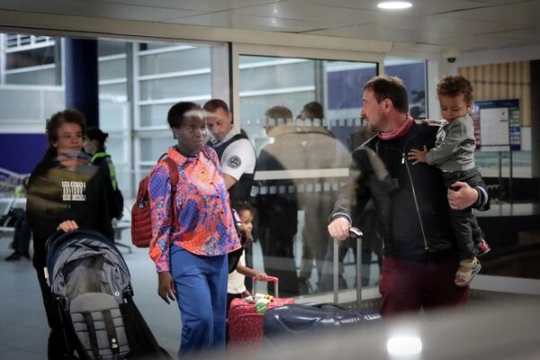 People arrive at Paris Roissy Charles de Gaulle airport in Roissy-en-France, near Paris on August 2, 2023, after being evacuated from Niger.  (Photo by Lou Benoist / AFP) - Sputnik Africa