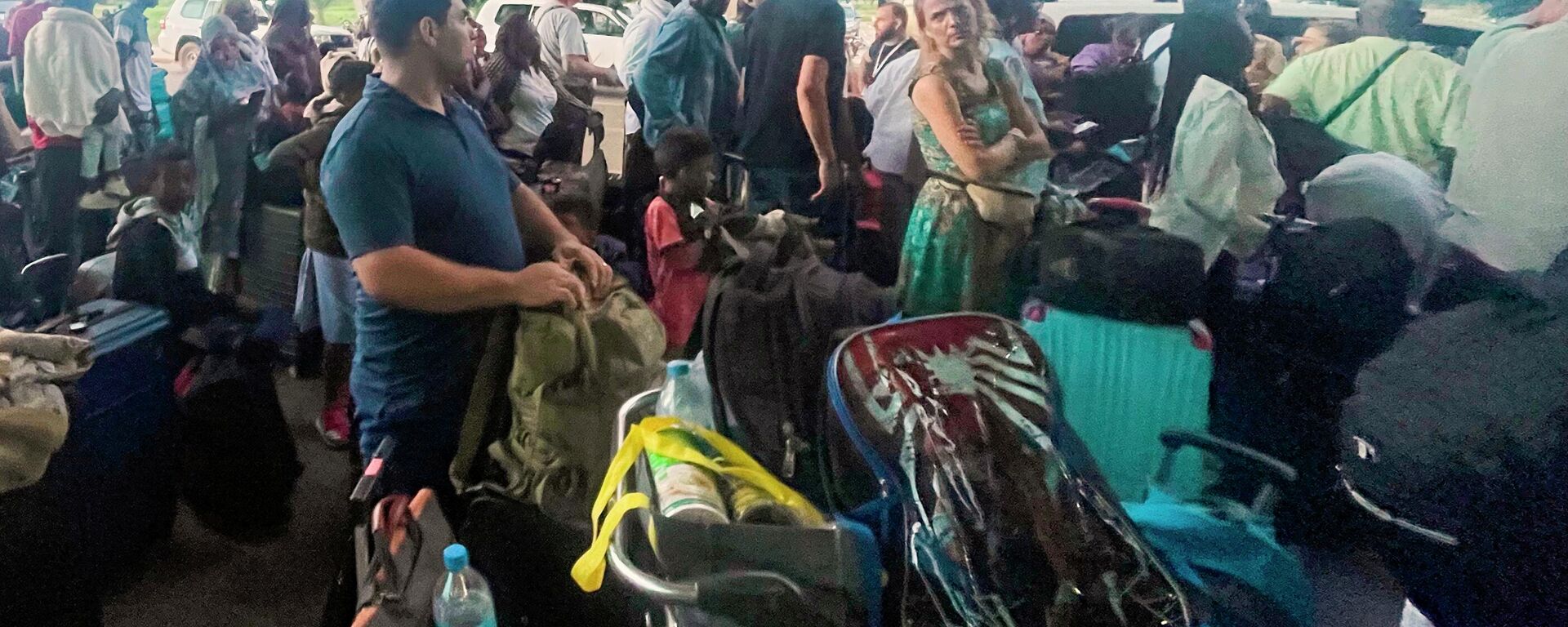 French and other nationals gather at the international Airport to be airlifted back to France on a French military aircraft, in Niamey, Niger, Wednesday, Aug. 2, 2023, to be airlifted back to France on a French military aircraft. F - Sputnik Africa, 1920, 03.08.2023