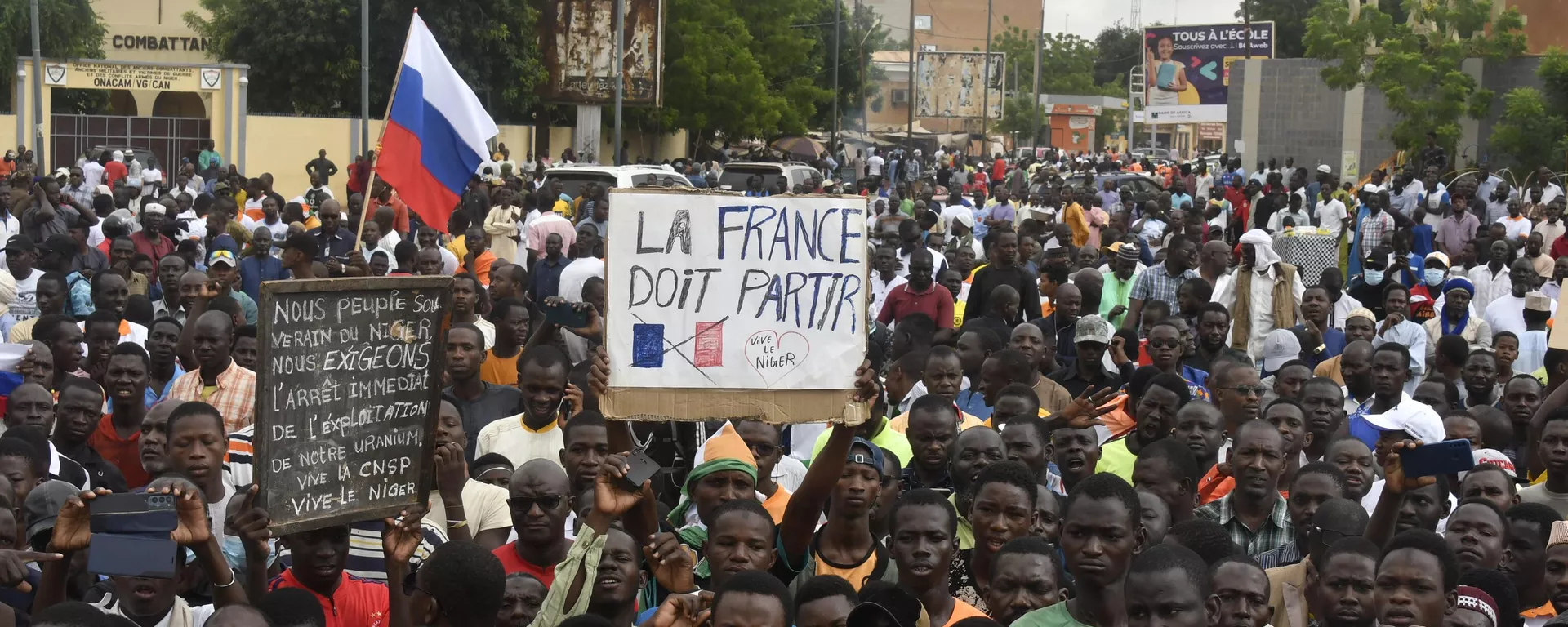 Protesters hold an anti-France placard during a demonstration on independence day in Niamey on August 3, 2023. Security concerns built on August 3, 2023 ahead of planned protests in coup-hit Niger, with France demanding safety guarantees for foreign embassies as some Western nations reduced their diplomatic presence. - Sputnik Africa, 1920, 17.08.2023