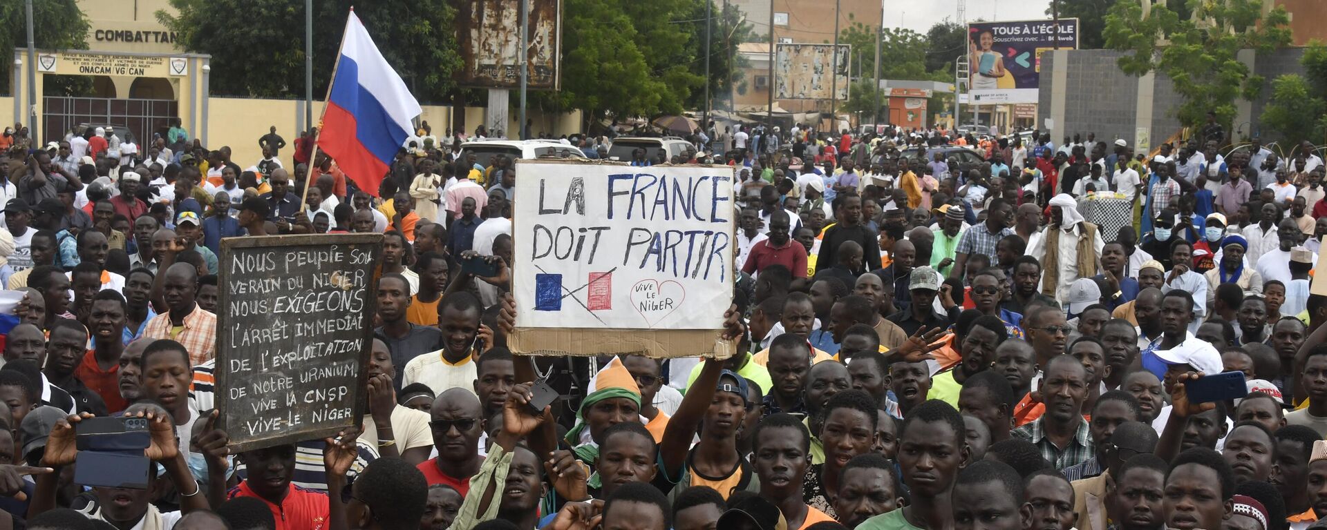 Protesters hold an anti-France placard during a demonstration on independence day in Niamey on August 3, 2023. Security concerns built on August 3, 2023 ahead of planned protests in coup-hit Niger, with France demanding safety guarantees for foreign embassies as some Western nations reduced their diplomatic presence. - Sputnik Africa, 1920, 10.08.2023