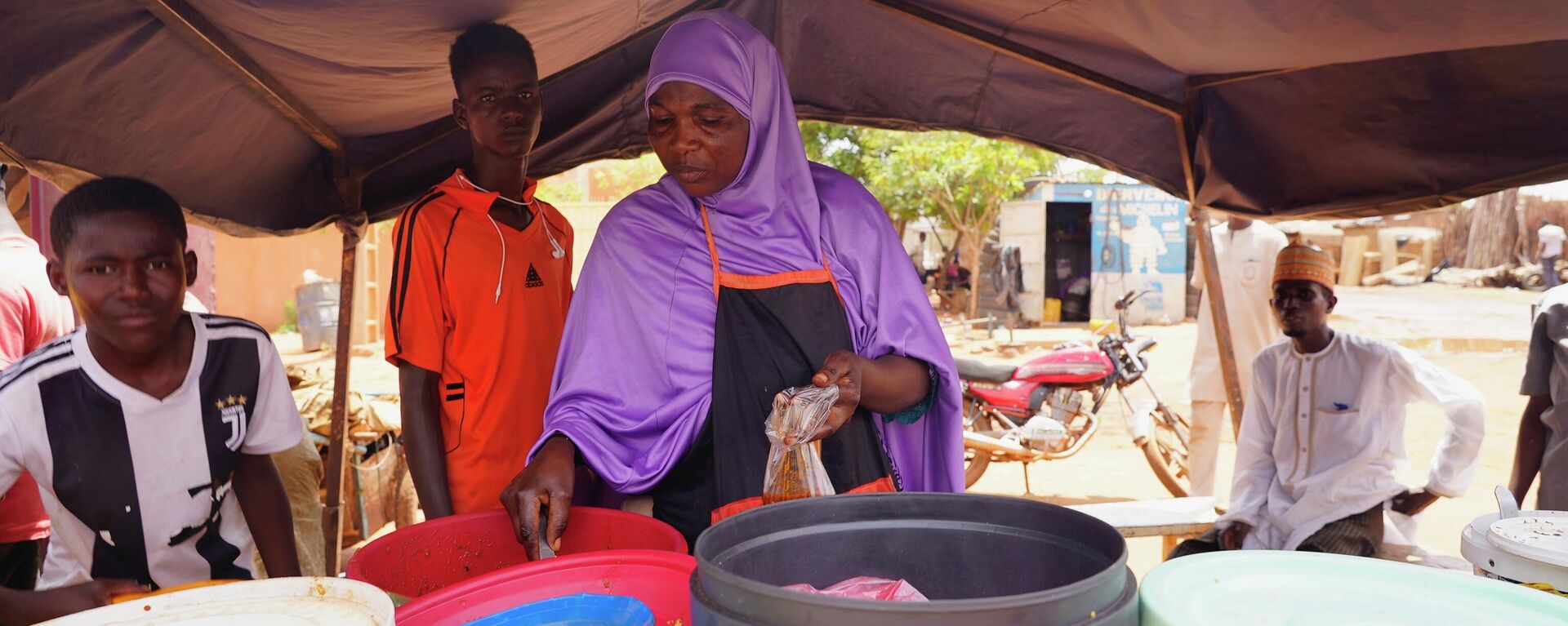 A woman prepares food in Niamey, Niger, Saturday, July 29, 2023. The African Union has issued a 15-day ultimatum to the junta in Niger to reinstall the country's democratically elected government just as the coup leaders met with senior civil servants to discuss how they would run the country and as the U.S. and the European Union threatened sanctions against the regime - Sputnik Africa, 1920, 04.08.2023