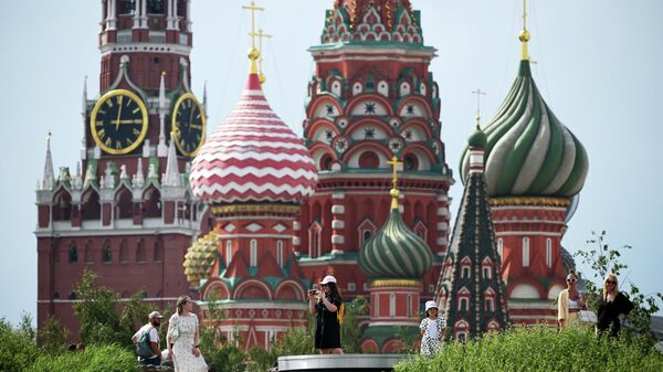 People take pictures in the Zaryadye park in Moscow. - Sputnik Africa