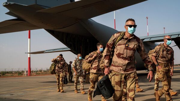 French soldiers disembark from a US Air Force C130 cargo plane at Niamey, Niger base, on June 9, 2021 - Sputnik Africa