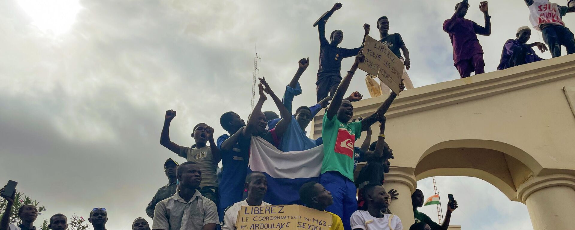 Supporters of Niger's ruling junta gather at the start of a protest called to fight for the country's freedom and push back against foreign interference in Niamey, Niger, Aug. 3, 2023.  - Sputnik Africa, 1920, 05.08.2023