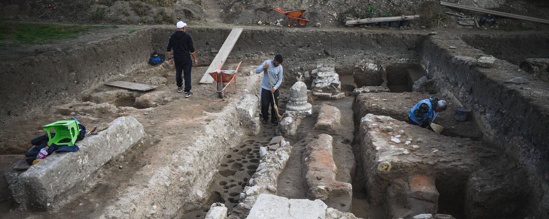 Archeologists work at an archaeological site right next to a coal mine and a power plant, in central Serbia’s Stari Kostolac on December 3, 2021 - Sputnik Africa, 1920, 05.08.2023