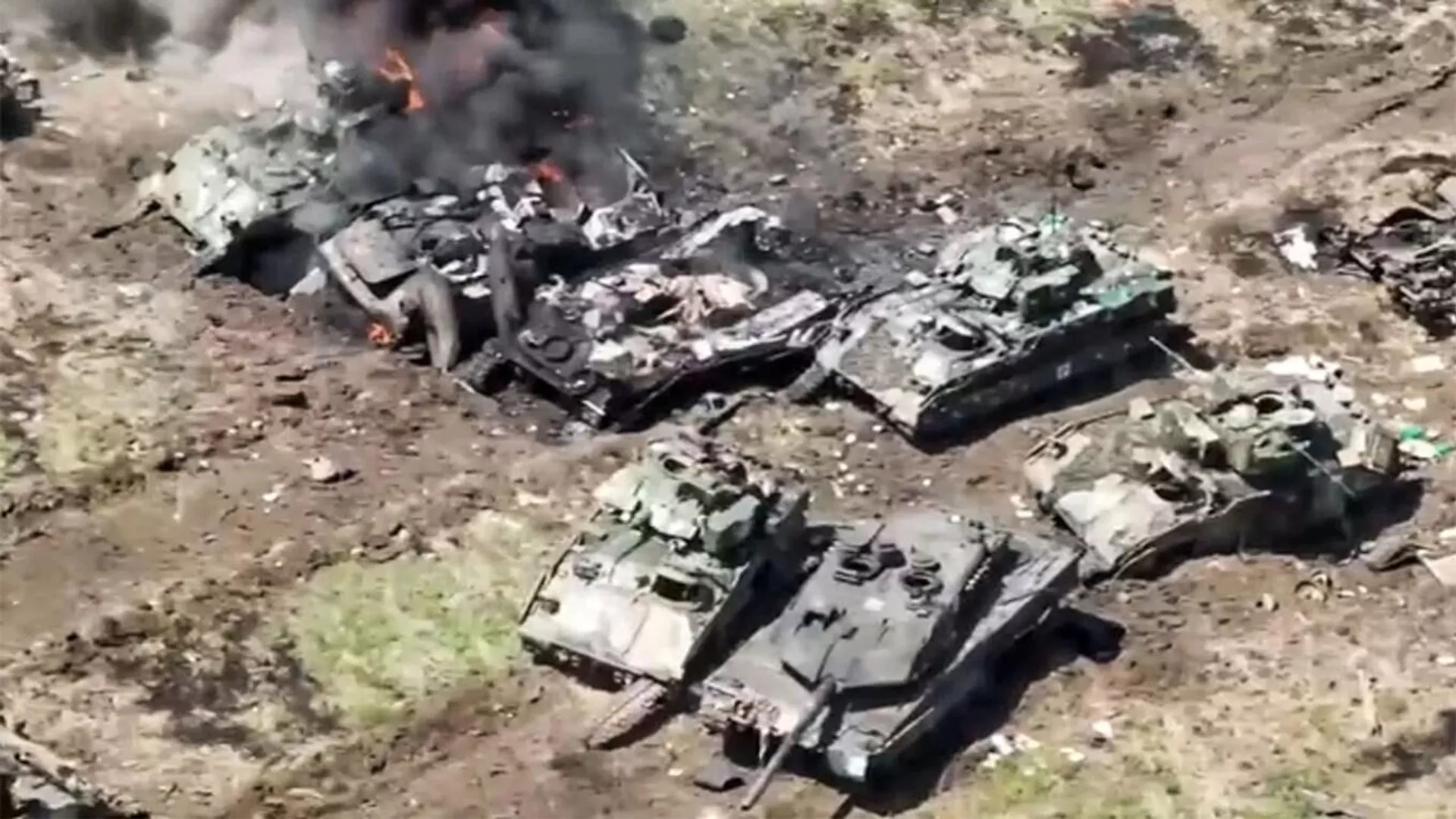 Leopard 2 and Bradley pictured among destroyed and damaged Ukrainian vehicles. Screenshot of Russian Defense Ministry video. - Sputnik Afrique, 1920, 02.04.2024