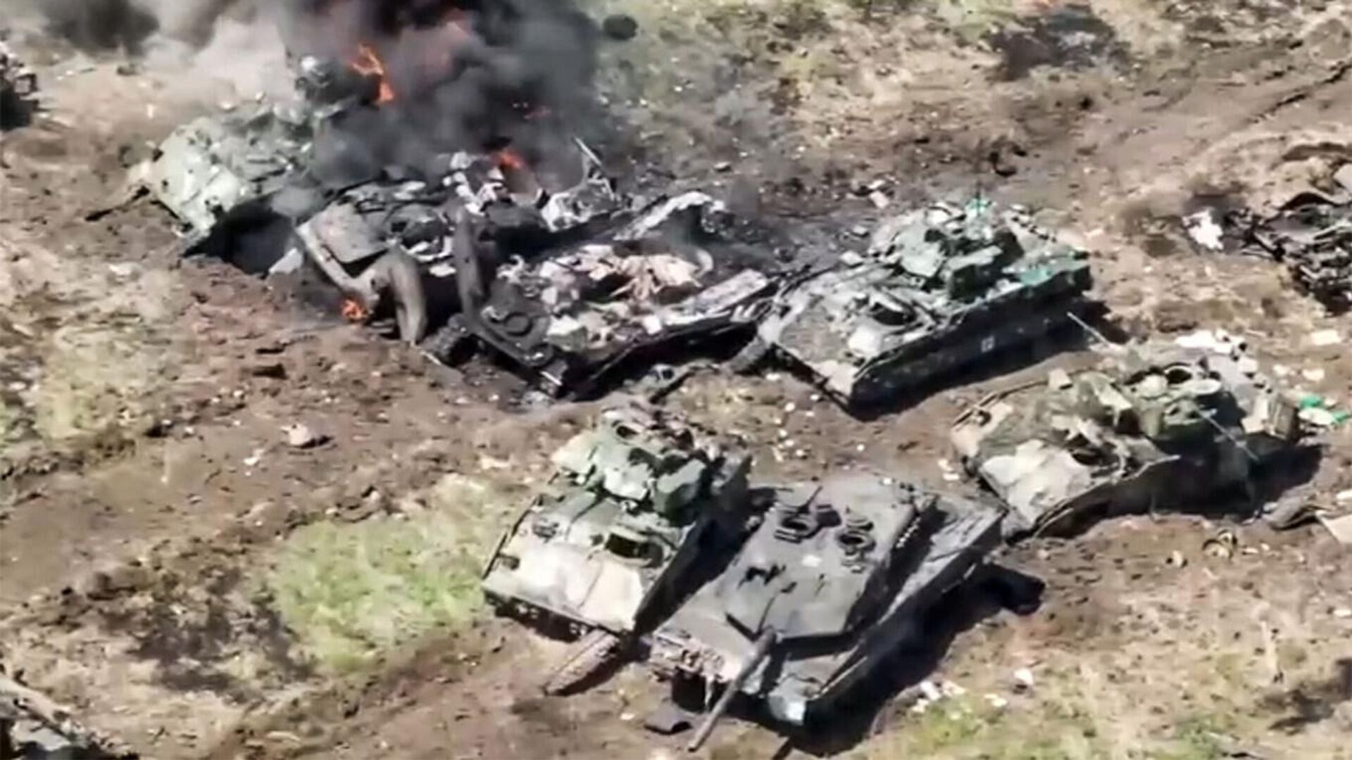 Leopard 2 and Bradley pictured among destroyed and damaged Ukrainian vehicles. Screenshot of Russian Defense Ministry video. - Sputnik Africa, 1920, 05.08.2023