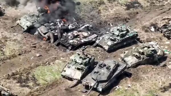 Leopard 2 and Bradley pictured among destroyed and damaged Ukrainian vehicles. Screenshot of Russian Defense Ministry video. - Sputnik Afrique