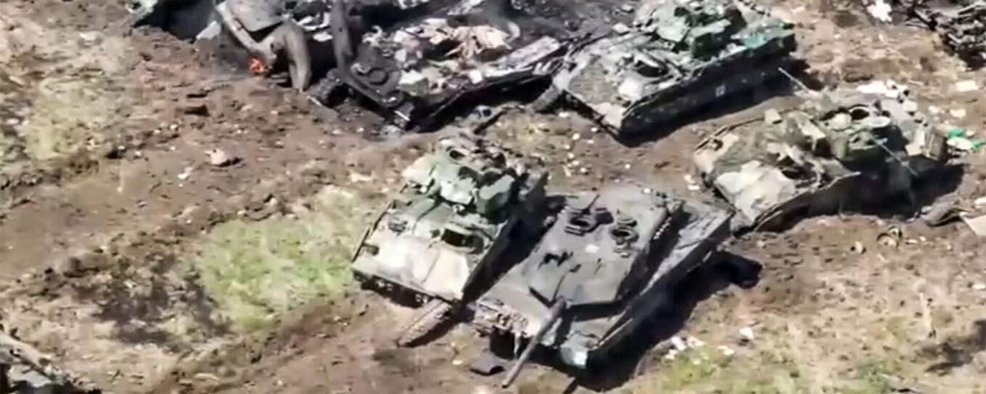 Leopard 2 and Bradley pictured among destroyed and damaged Ukrainian vehicles. Screenshot of Russian Defense Ministry video. - Sputnik Africa, 1920, 04.11.2023
