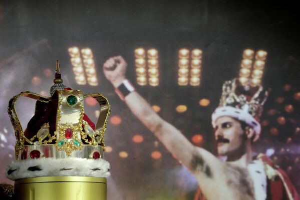 Корона Фредди Меркьюри, которую он носил на протяжении всего тура Magic, выставлена на аукционе Sotheby's в Лондоне - Sputnik Africa